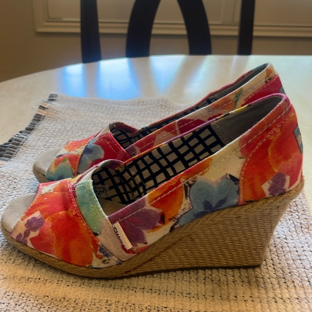 women’s Toms size 7.